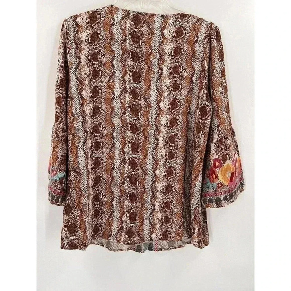SAVANNAH JANE Animal Leopard Print Embroidered 3/4 Bell Sleeve V-Neck Top Small - Picture 5 of 6